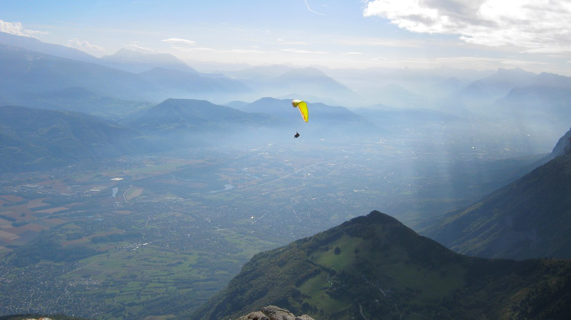 paraglider going to Grenoble seen from the tooth of crolles